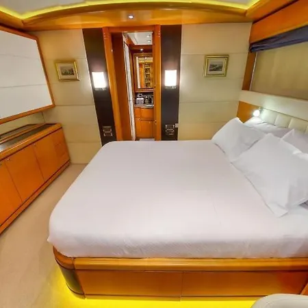 Botel Yng-art-111
